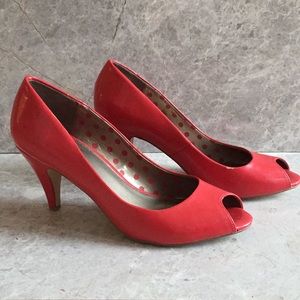 Peep toe patent pumps